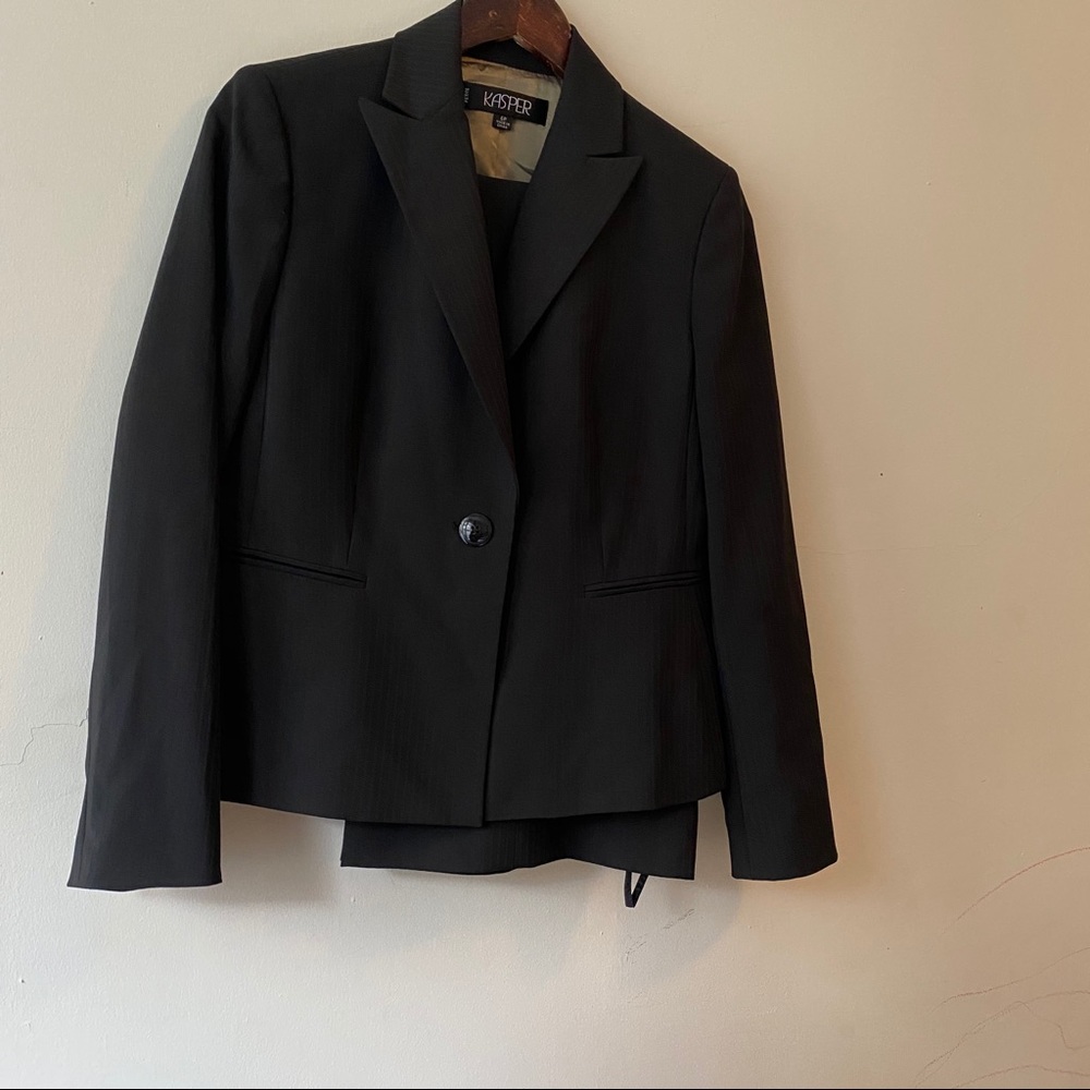 Kasper 2 pc suit